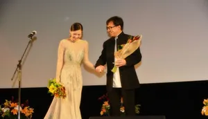 章子怡长裙优雅亮相牵手成龙坦言欲推广中国功夫_8