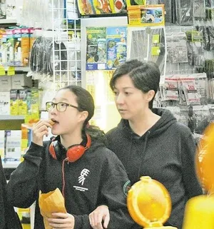 成龙私生女卓林与母亮相见拍照害羞不已