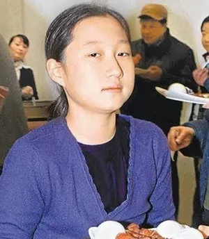 成龙私生女卓林与母亮相见拍照害羞不已_5