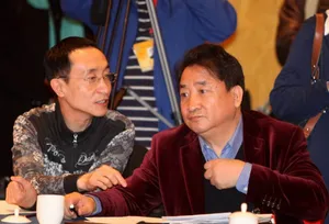 众星参加全国两会现场照赵本山成龙齐讨论_2