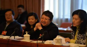 众星参加全国两会现场照赵本山成龙齐讨论_3