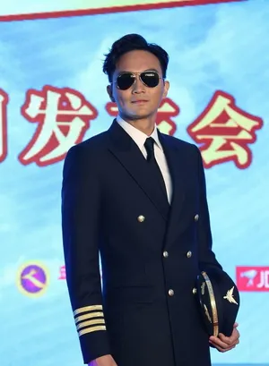 张智霖古天乐机长制服现身帅气保镖引尖叫_5