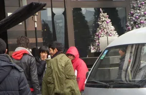 刘德华范冰冰古天乐盘点明星着军大衣的片场靓照_13