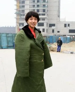 刘德华范冰冰古天乐盘点明星着军大衣的片场靓照_15