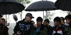 刘德华范冰冰古天乐盘点明星着军大衣的片场靓照_23
