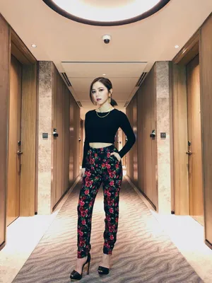 邓紫棋玫瑰刺绣长裤性感迷人写真图片