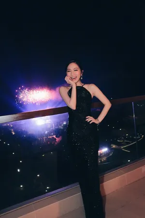 邓紫棋露背吊带裙性感深夜写真图片_2