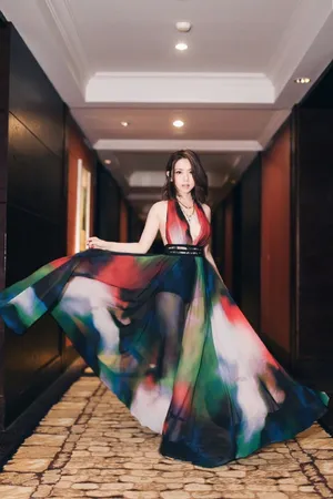 邓紫棋深V透视长裙性感写真图片_5