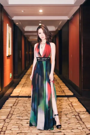 邓紫棋深V透视长裙性感写真图片_7
