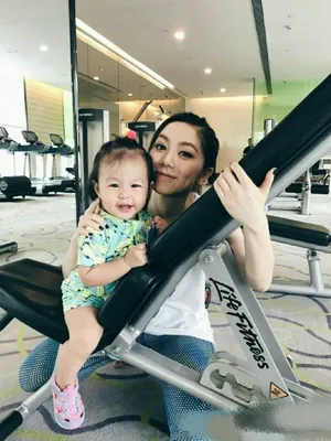 邓紫棋带干女儿健身房摄影图片_1
