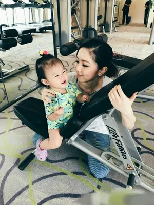 邓紫棋带干女儿健身房摄影图片_2