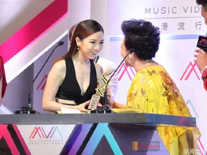 邓紫棋金鱼宝宝拿奖大胆深V造型性感诱惑_3