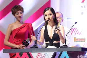 邓紫棋金鱼宝宝拿奖大胆深V造型性感诱惑_7