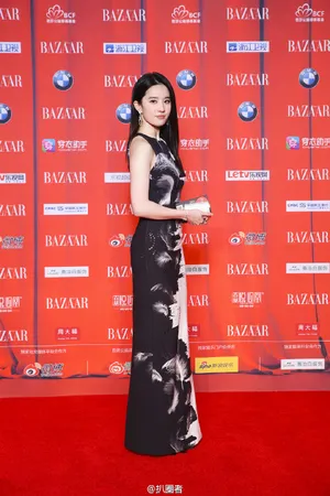 2015芭莎慈善夜明星云集范冰冰唐嫣邓紫棋林志玲谁惊艳了你_6
