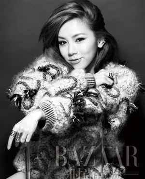 邓紫棋时尚登芭莎 华丽美装衬甜美笑靥_2
