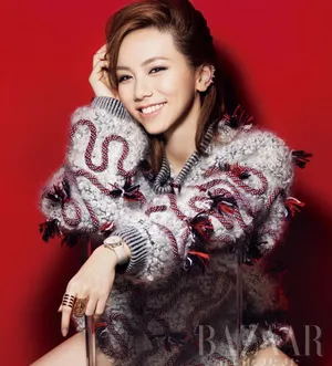 邓紫棋时尚登芭莎 华丽美装衬甜美笑靥_3