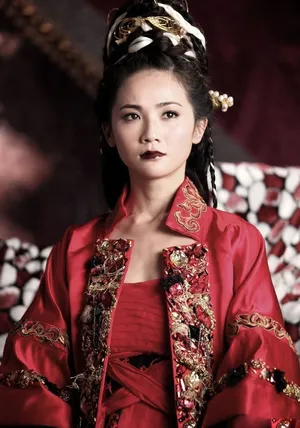 蔡卓妍《剑侠》剧照图片曝光 一身红衣更显魅力_2