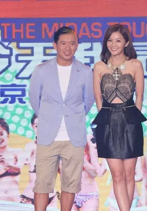 蔡卓妍露背装现身超级经纪人首映发布会图片_2