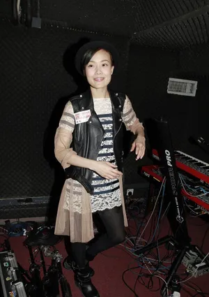 容祖儿透视装加黑色小马甲搭黑色帽子 一身潮酷装扮_1