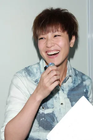 何韵诗自嘲未变性 短信安慰容祖儿