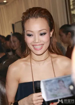 容祖儿娇俏现身 大秀长腿露蛮腰