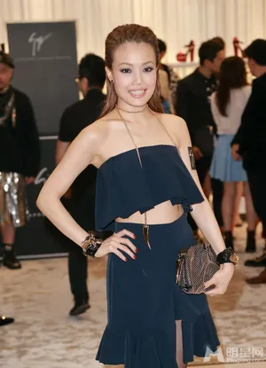 容祖儿娇俏现身 大秀长腿露蛮腰_2