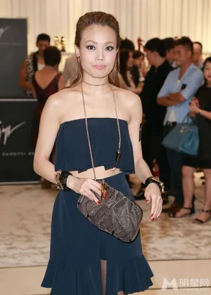 容祖儿娇俏现身 大秀长腿露蛮腰_3