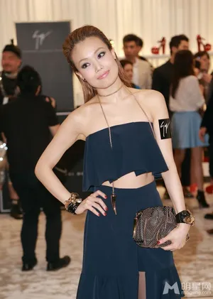 容祖儿娇俏现身 大秀长腿露蛮腰_4