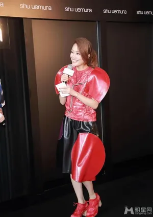 容祖儿半裸造型为广告代言 自认天生丽质_3