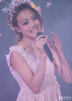 容祖儿红馆举行演唱会 半裸现身引粉丝尖叫_5