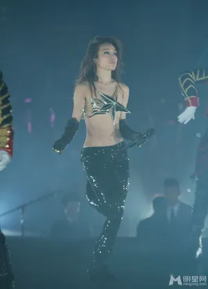 容祖儿红馆举行演唱会 半裸现身引粉丝尖叫_11