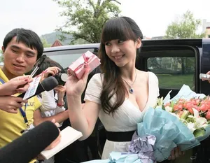 柳岩深V露巨乳拍摄《幻影凶灵》 与钟丽缇相拥破不和传言