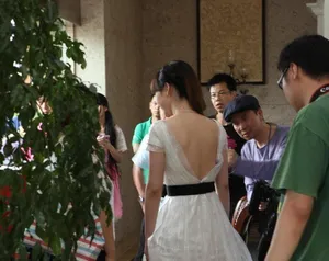 柳岩深V露巨乳拍摄《幻影凶灵》 与钟丽缇相拥破不和传言