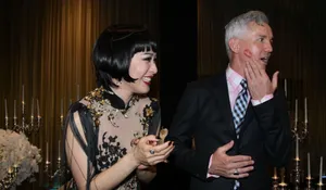 钟丽缇浓妆艳抹似妖后 与老外喝酒亲吻显豪放