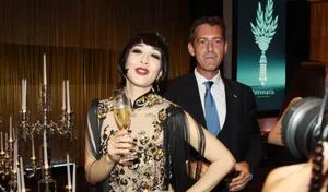 钟丽缇浓妆艳抹似妖后 与老外喝酒亲吻显豪放_2
