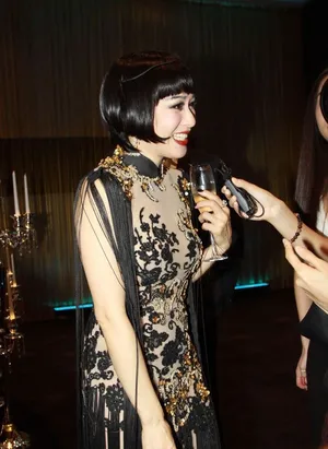 钟丽缇浓妆艳抹似妖后 与老外喝酒亲吻显豪放_5