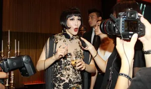 钟丽缇浓妆艳抹似妖后 与老外喝酒亲吻显豪放_7