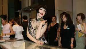 钟丽缇变身埃及艳后 浓妆艳抹搔首弄姿