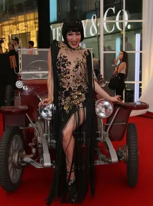 钟丽缇变身埃及艳后 浓妆艳抹搔首弄姿_2