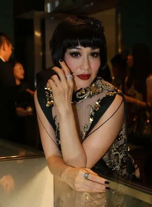 钟丽缇变身埃及艳后 浓妆艳抹搔首弄姿_3