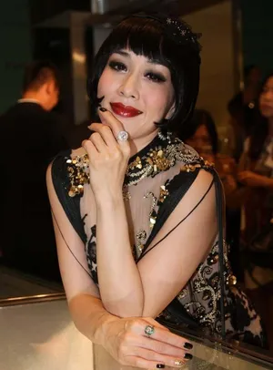 钟丽缇变身埃及艳后 浓妆艳抹搔首弄姿_4