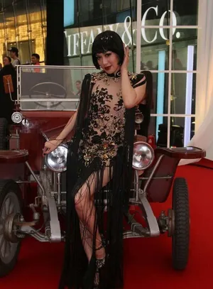 钟丽缇变身埃及艳后 浓妆艳抹搔首弄姿_6