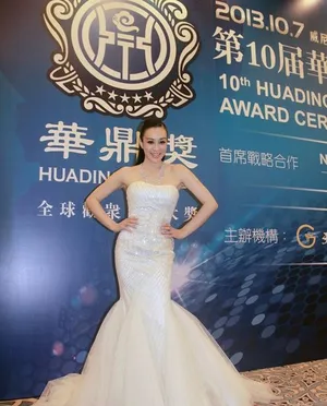 钟丽缇闪耀彩钻长裙走红毯 女神魅力无限