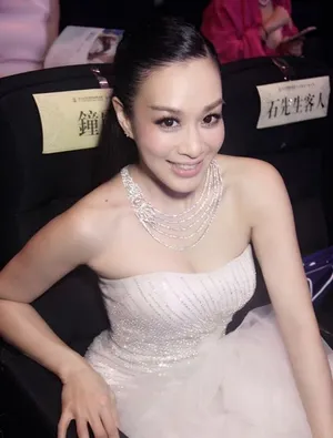 钟丽缇闪耀彩钻长裙走红毯 女神魅力无限_2