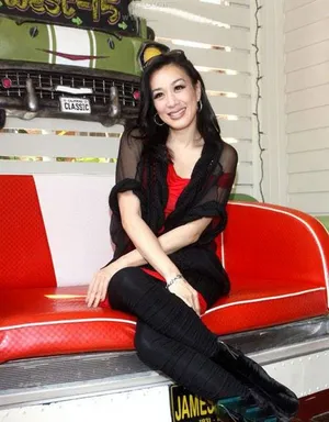 钟丽缇剪彩生活照 笑容甜美可人