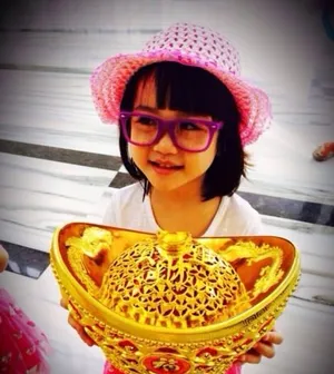 钟丽缇女儿Cayla生日晒萌照 可爱爆棚_1