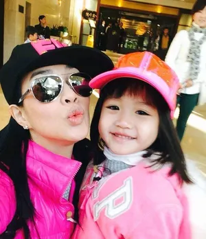 钟丽缇晒与女儿考拉萌照 着亲子装似姐妹