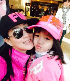 钟丽缇晒与女儿考拉萌照 着亲子装似姐妹_1
