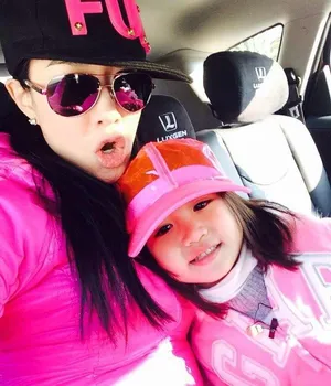 钟丽缇晒与女儿考拉萌照 着亲子装似姐妹_2
