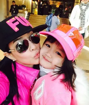 钟丽缇晒与女儿考拉萌照 着亲子装似姐妹_4